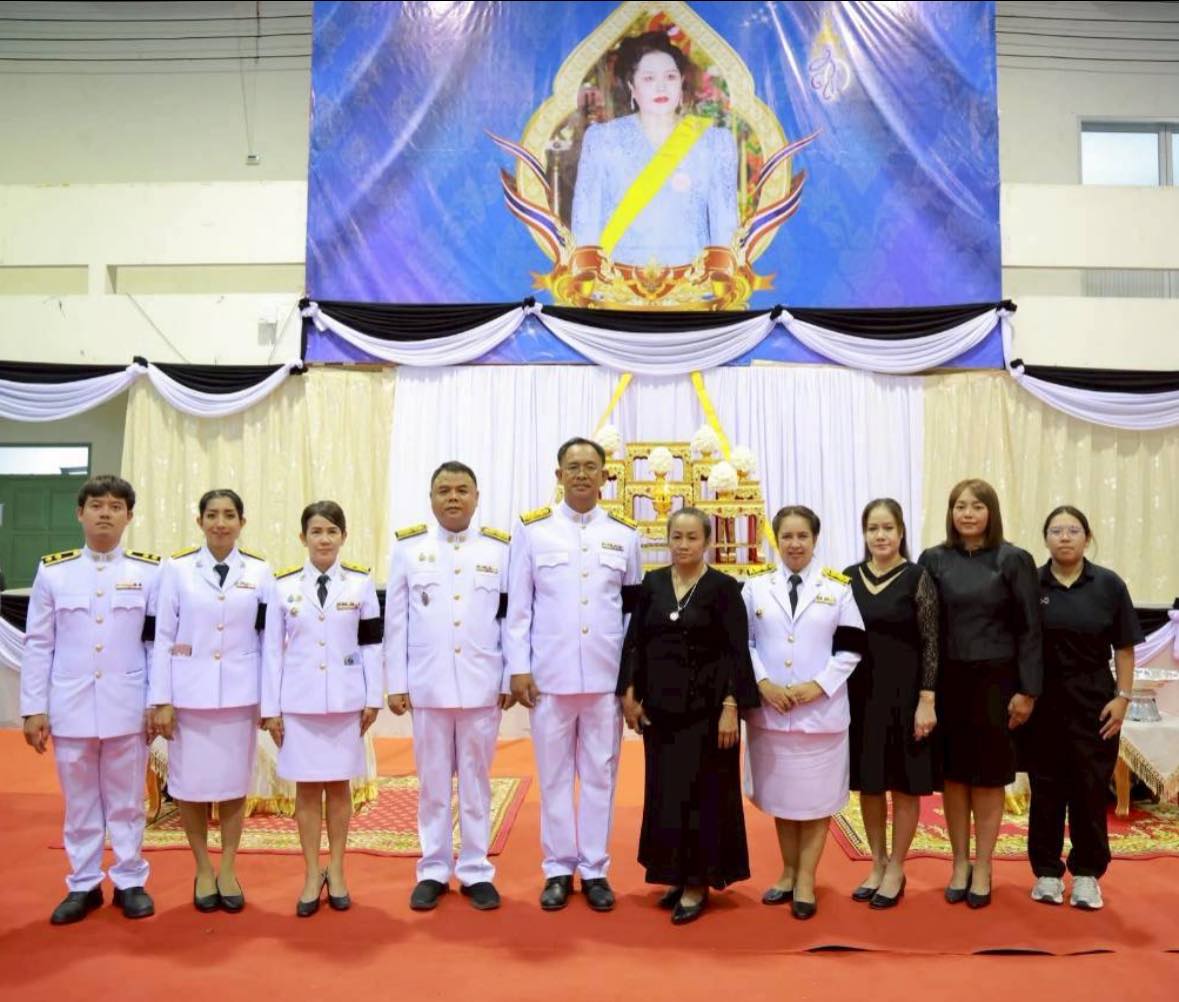 ร่วมพิธีถวายน้ำสรงพระบรมศพ เบื้องหน้าพระฉายาลักษณ์สมเด็จพระนางเจ้าสิริกิติ์ พระบรมราชินีนาถ พระบรมราชชนนีพันปีหลวง