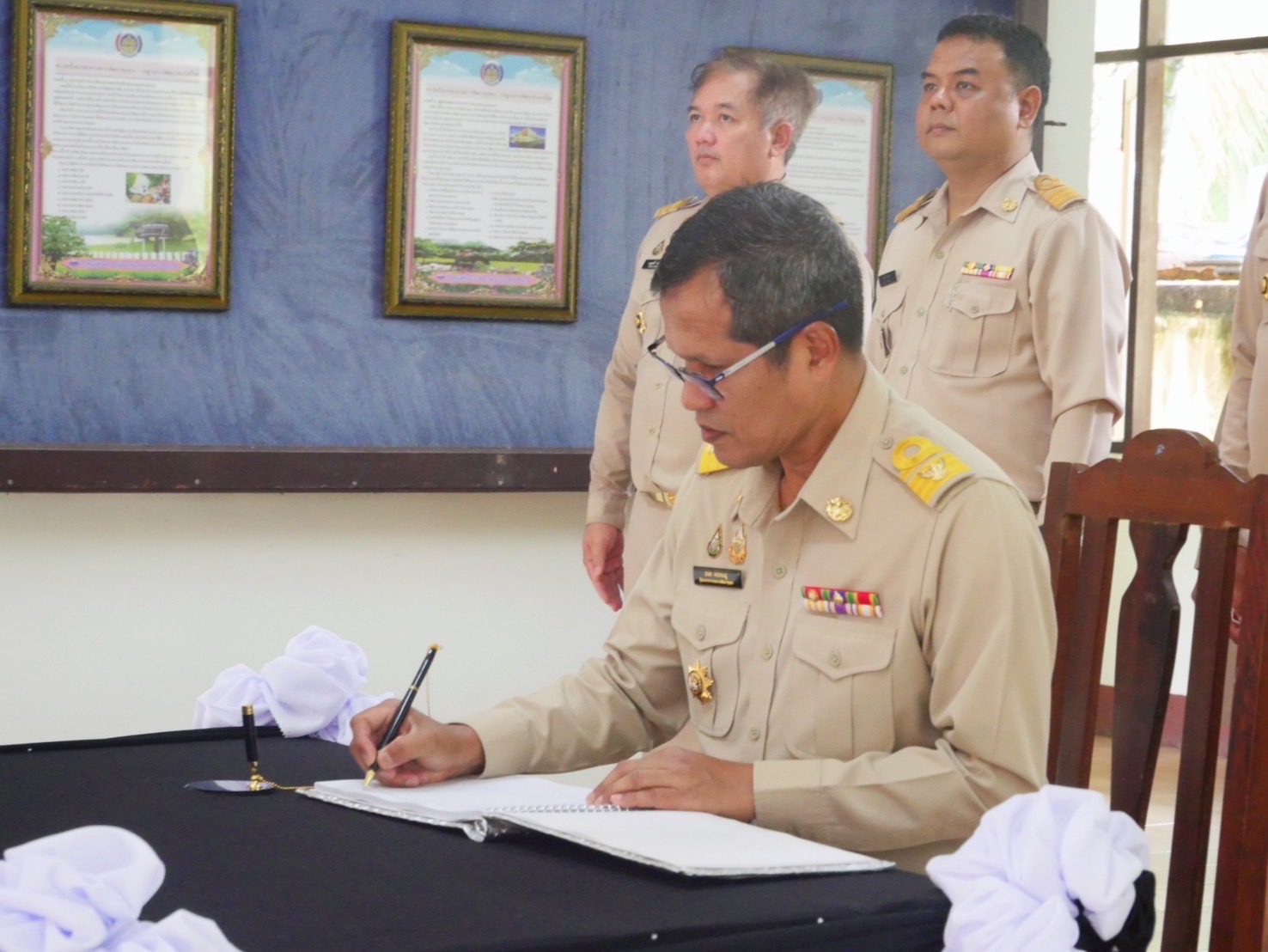 ศพช.นครศรีธรรมราช ถวายความอาลัยหน้าพระฉายาลักษณ์ สมเด็จพระนางเจ้าสิริกิติ์ พระบรมราชินีนาถ พระบรมราชชนนีพันปีหลวง