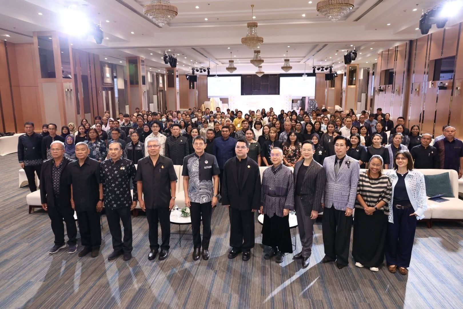 ผต.มุกดา หลิมนุกูล ร่วมพิธีเปิด  โครงการยกระดับการพัฒนาผลิตภัณฑ์ภูมิปัญญาผ้าไทยและงานหัตถกรรม กิจกรรมที่ 1 “การ Coaching ผ้าลายพระราชทานและงานหัตถกรรม ประจำปี 2569” จุดดำเนินการที่ 1 (ภาคใต้)