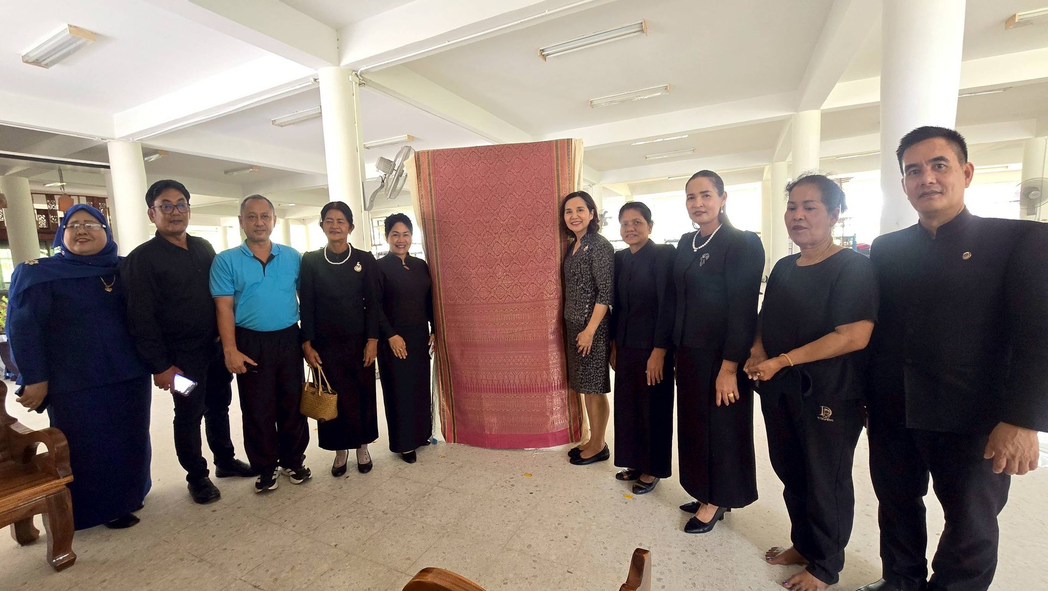 ผู้ตรวจฯ มุกดา หลิมนุกูล เยี่ยมชมศูนย์ศิลปาชีพเนินธัมมัง อำเภอเชียรใหญ่ จังหวัดนครศรีธรรมราช