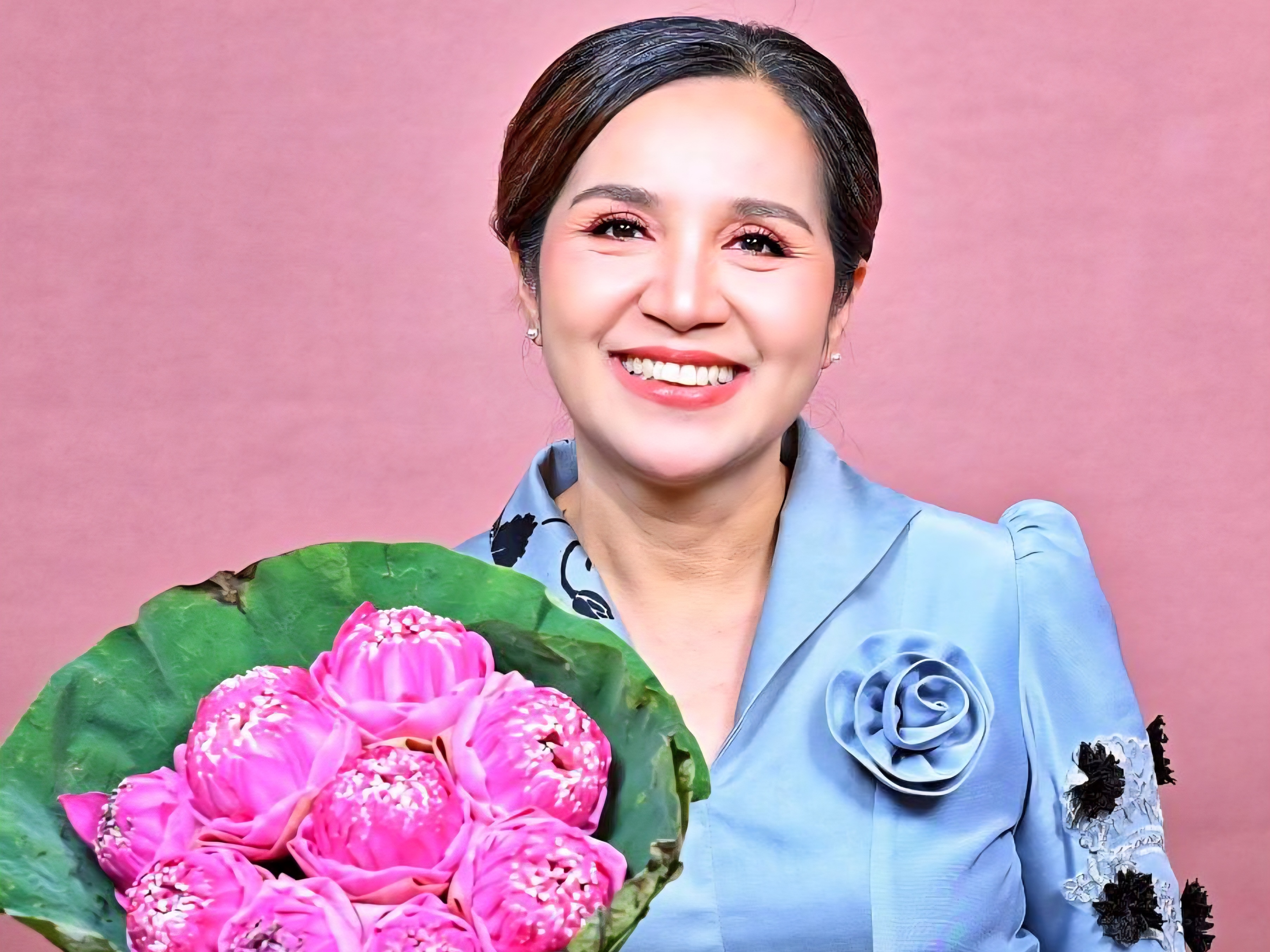 ผู้ตรวจฯ มุกดา  หลิมนุกูล ร่วมเดินแบบผ้าไทยและชุดไทยพระราชนิยม 