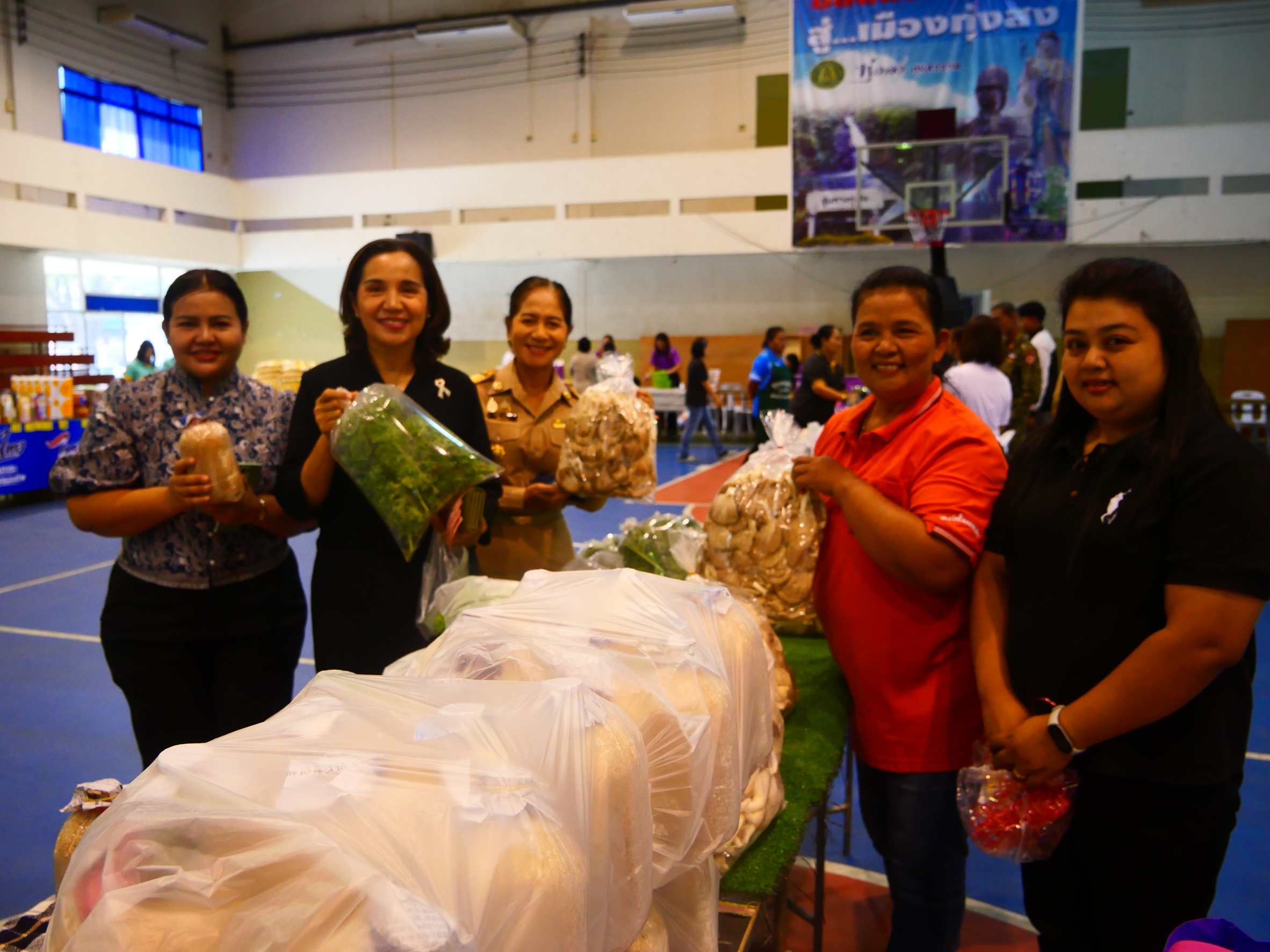 ผู้ตรวจฯ มุกดา หลิมนุกูล ตรวจติดตาม“โครงการไทยช่วยไทย ลดภาระ ลดค่าครองชีพ” เพื่อบรรเทาค่าใช้จ่ายของประชาชน อำเภอทุ่งสง จังหวัดนครศรีธรรมราช